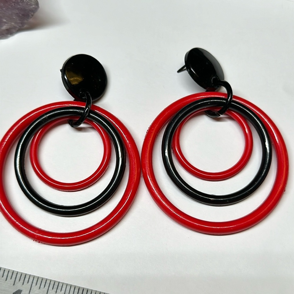 Large retro dangle triple circle black and red pierced earrings 80s style